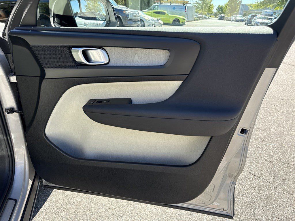 Used 2025 Volvo XC40 B5 Plus AWD/4WD image 32