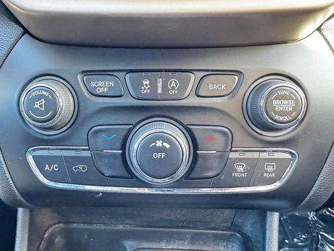 Used 2015 Jeep Cherokee Latitude w/ Cold Weather Group image 11