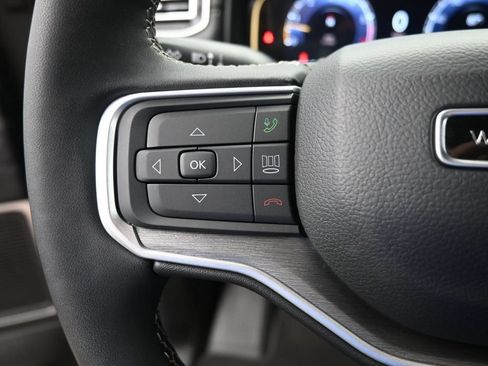Used 2025 Jeep Wagoneer 4WD image 18
