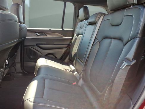 Used 2025 Jeep Grand Cherokee Limited w/ Luxury Tech Group II AWD/4WD image 16