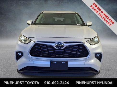 Used 2023 Toyota Highlander LE image 3