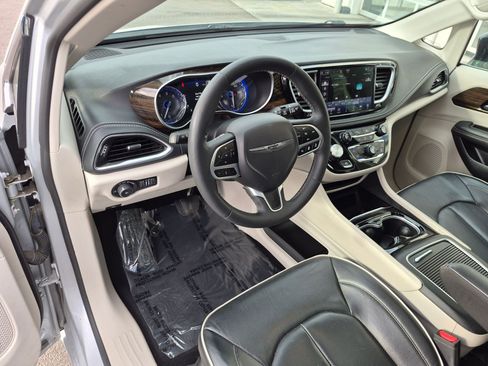 Used 2024 Chrysler Pacifica Limited FWD image 17