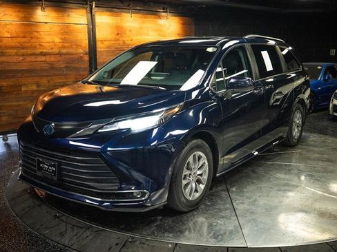 Used 2022 Toyota Sienna XLE w/ XLE Plus Package AWD/4WD image 2