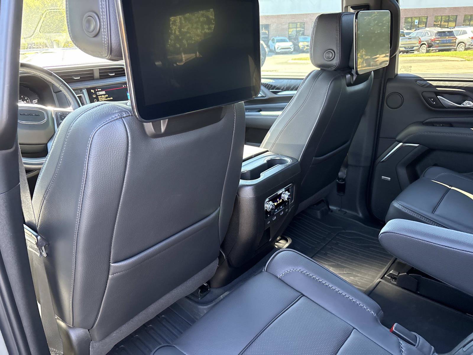 Used 2023 GMC Yukon Denali w/ Advanced Technology Package AWD/4WD image 30