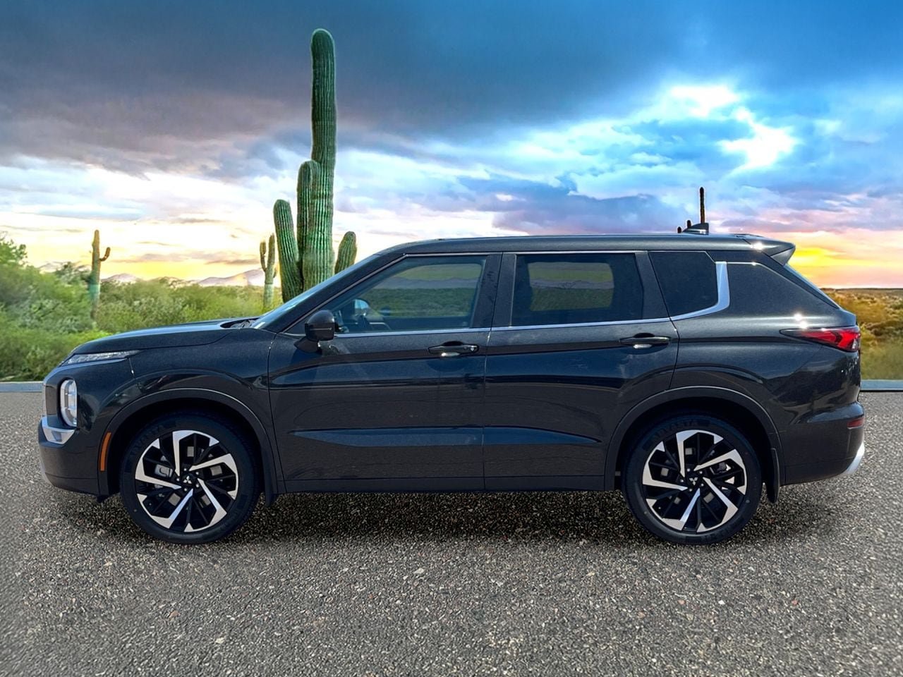 Used 2023 Mitsubishi Outlander SE FWD image 3