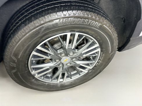 Used 2025 Chevrolet Traverse LT image 11