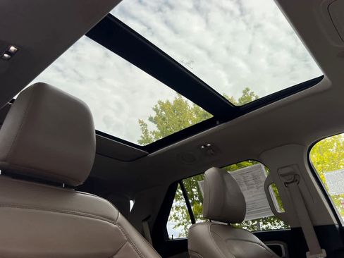 Used 2021 Ford Explorer XLT w/ Equipment Group 202A image 18