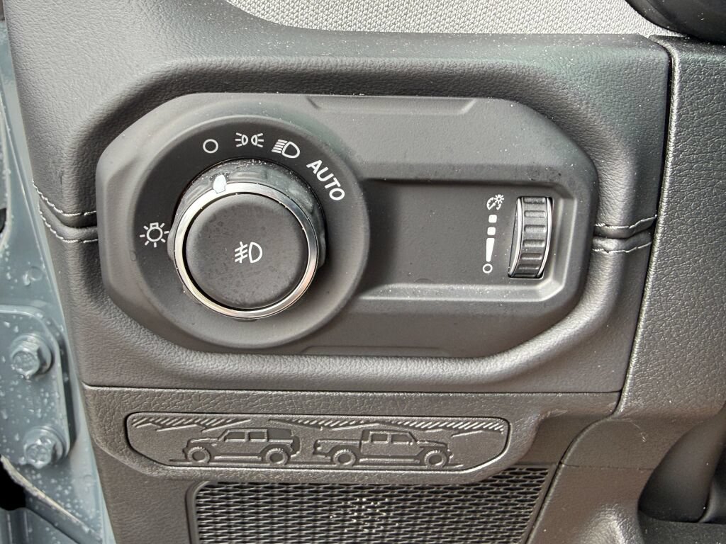 Used 2026 Jeep Wrangler Unlimited Sahara AWD/4WD image 28