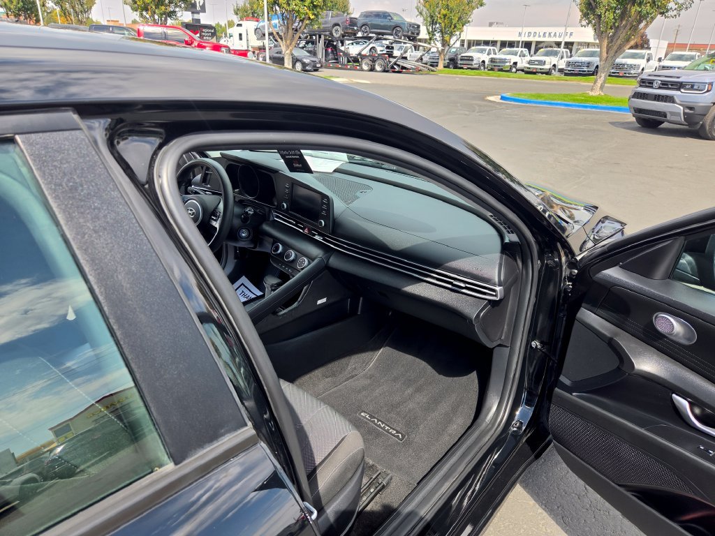 Used 2023 Hyundai Elantra SE FWD image 21