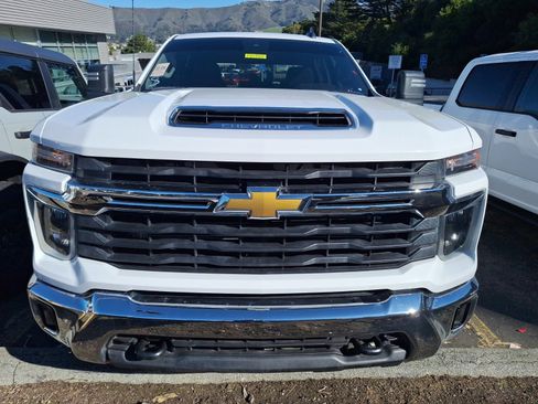 Used 2024 Chevrolet Silverado 2500 LT image 2