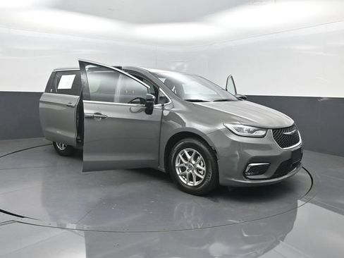 Used 2025 Chrysler Pacifica Select FWD image 36