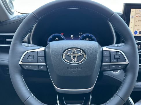 Certified 2026 Toyota Highlander Limited AWD/4WD image 24