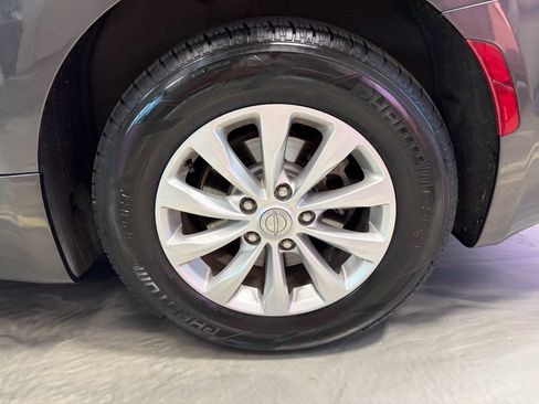 Used 2018 Chrysler Pacifica Touring-L Plus FWD image 24