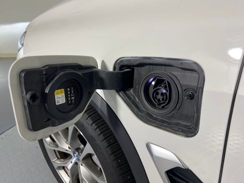 Used 2025 BMW X5 xDrive50e image 36