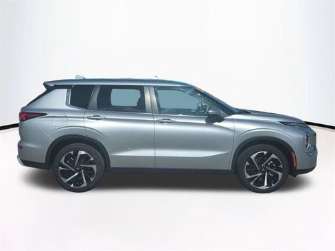 Used 2024 Mitsubishi Outlander SE Black Edition FWD image 4