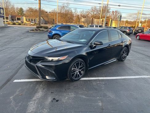 Used 2022 Toyota Camry SE image 1