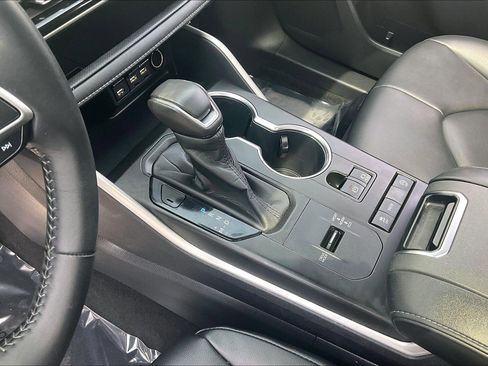 Used 2020 Toyota Highlander XLE FWD image 22