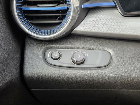 Certified 2025 Chevrolet Trax LT image 38