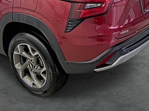 Used 2025 Chevrolet Trax LT w/ Driver Confidence Package FWD image 9