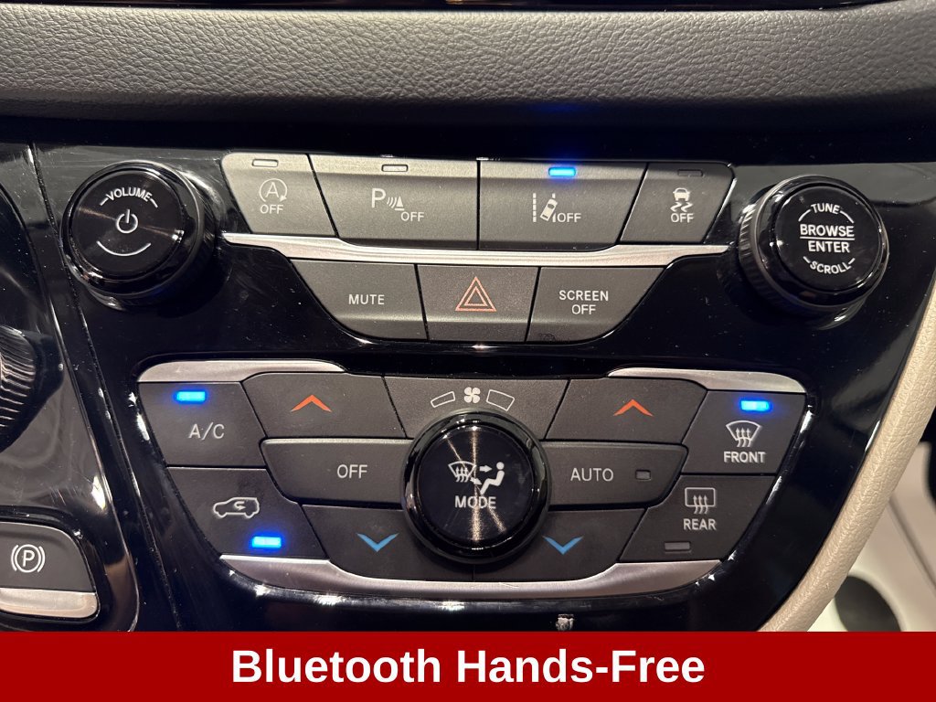 Used 2023 Chrysler Pacifica Touring-L FWD image 15