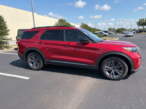 Used 2024 Ford Explorer XLT w/ Equipment Group 202A RWD image 2