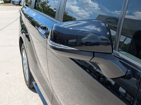 Used 2023 Toyota Sienna Limited image 10