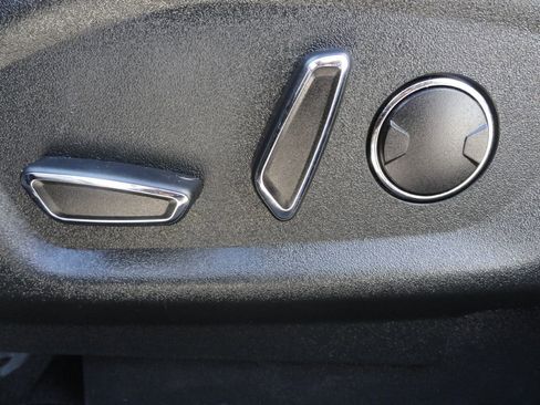 Used 2018 Ford Explorer XLT image 23