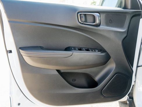 Used 2022 Hyundai Venue Limited image 16