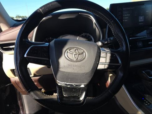 Used 2021 Toyota Highlander XLE image 12