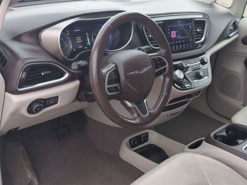 Used 2018 Chrysler Pacifica Touring-L Plus w/ Tire & Wheel Group image 2