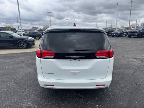 Used 2023 Chrysler Voyager LX FWD image 4