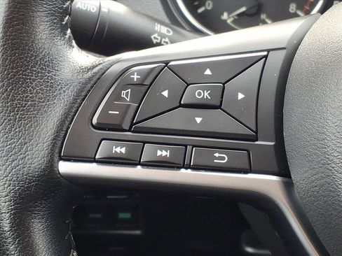 Used 2020 Nissan Rogue SV image 11