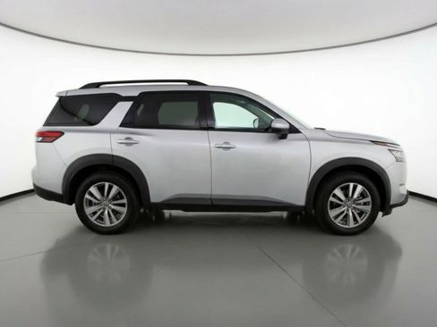 Used 2025 Nissan Pathfinder SV image 11