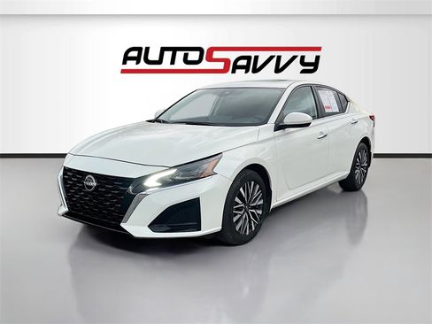 Used 2023 Nissan Altima 2.5 SV w/ SV Premium Package image 3