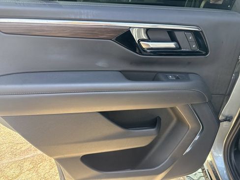 Used 2025 Chevrolet Tahoe Z71 AWD/4WD image 38