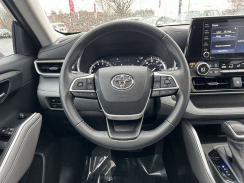 Used 2022 Toyota Highlander XLE image 16