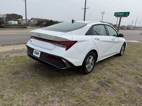 Used 2025 Hyundai Elantra SE image 7