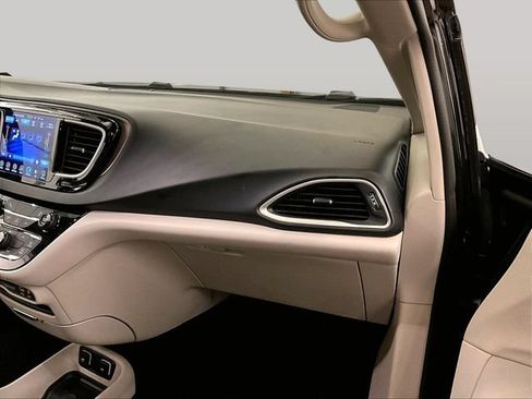 Used 2017 Chrysler Pacifica Touring w/ Tire & Wheel Group FWD image 15