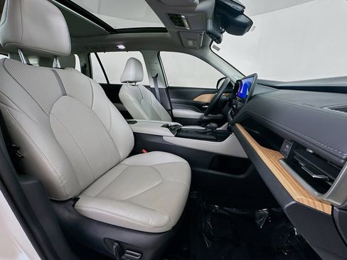 Used 2024 Toyota Grand Highlander AWD image 32
