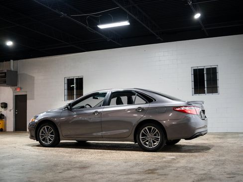 Used 2017 Toyota Camry SE image 4