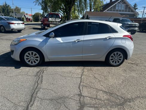 Used 2017 Hyundai Elantra GT FWD image 2