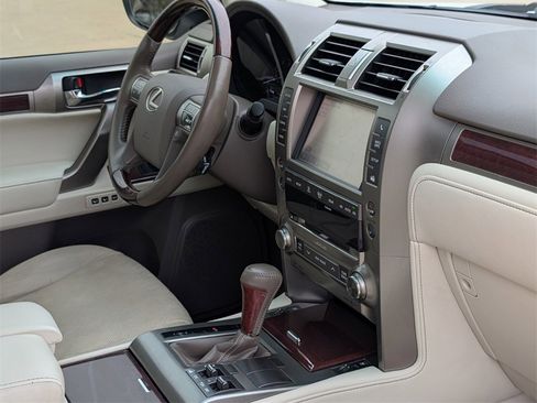 Used 2014 Lexus GX 460 image 32
