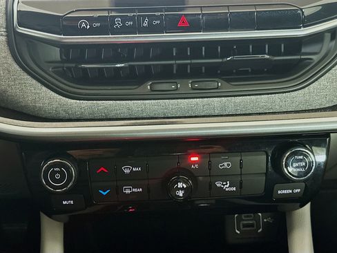 Used 2023 Jeep Compass Latitude image 24