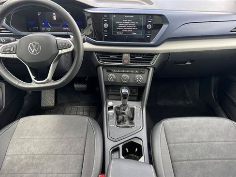 Used 2022 Volkswagen Taos SE w/ Panoramic Sunroof Package FWD image 14