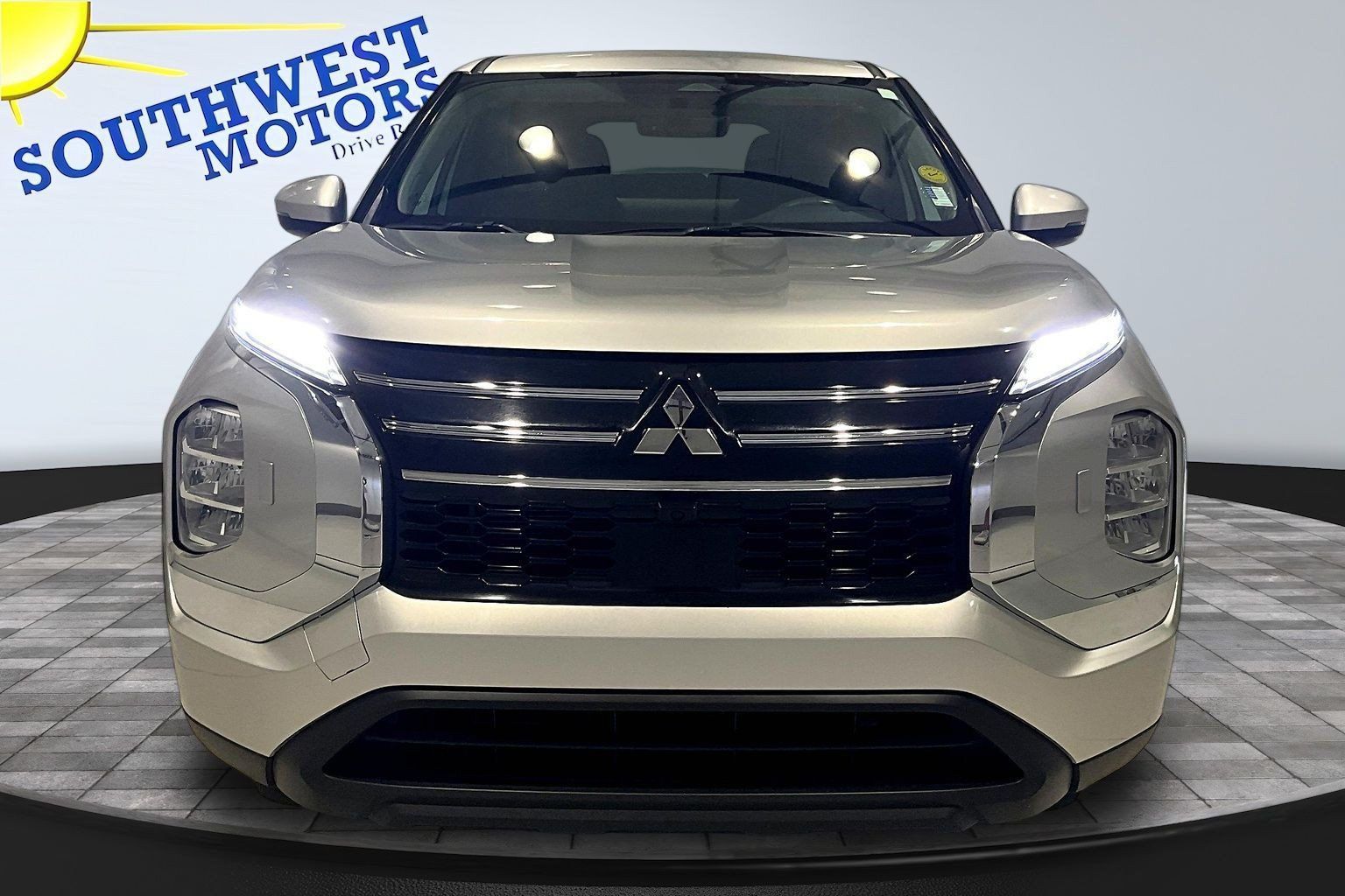 Used 2025 Mitsubishi Outlander ES AWD/4WD image 2