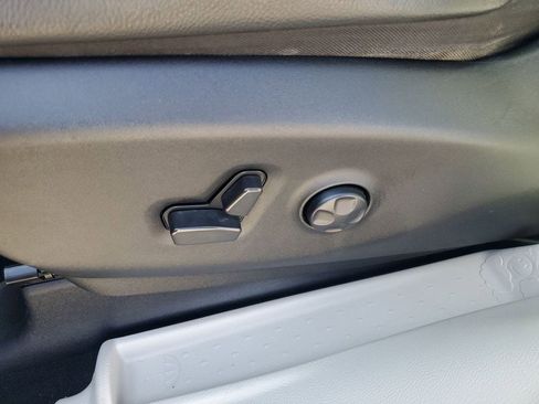 Used 2022 Chrysler Pacifica Touring-L image 7