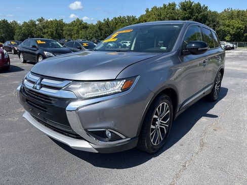 Used 2017 Mitsubishi Outlander SE FWD image 2