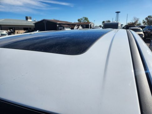 Used 2027 Chrysler Pacifica Limited FWD image 7