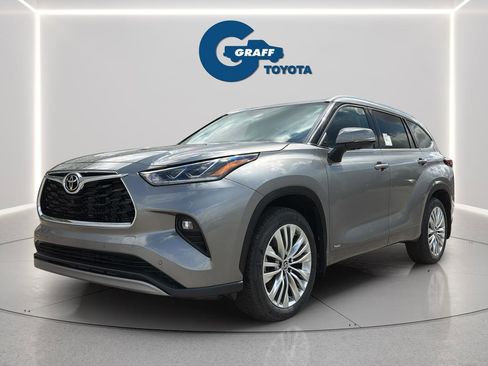 Used 2026 Toyota Highlander Platinum image 1