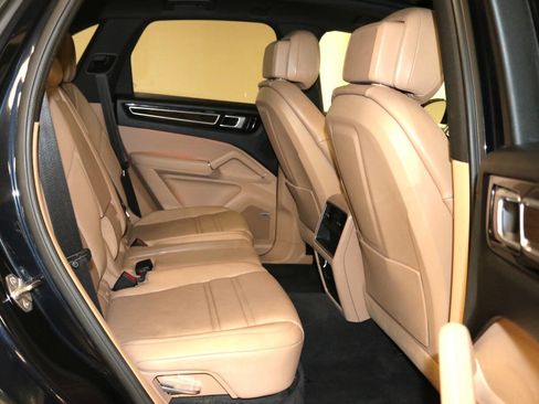 Used 2020 Porsche Cayenne image 18